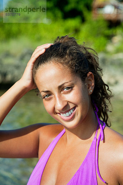 Young Woman in Bikini  lächelnd