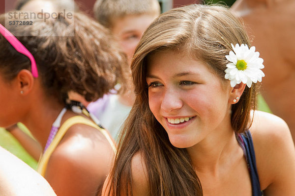 Portrait of a teenage Girl mit einer Blume im Haar