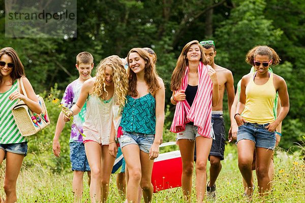 Teenager beim gemeinsamen Picknick auf dem Land