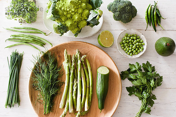Frisches grünes Gemüse auf dem Teller