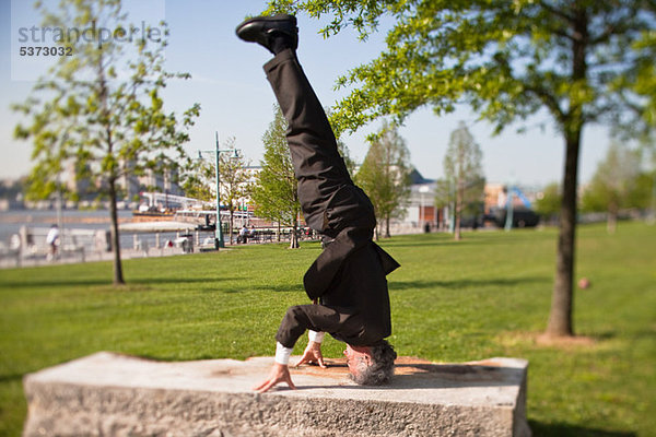 Senior Man tun Handspiel im park