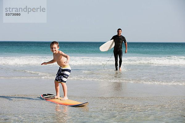 Wasser Junge - Person seicht jung Wellenreiten surfen