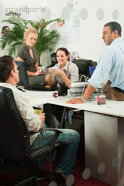 Vier Mitarbeiter im Büro mit ein informelles Treffen