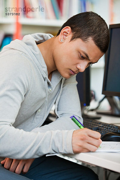 Studenten arbeiten bei Computer-Schreibtisches