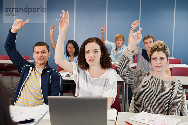 Studenten halten Hände in Klasse