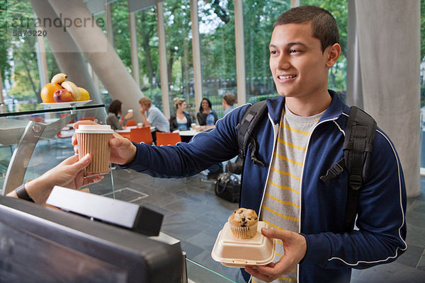 Universitätsstudent zahlt im College-Café