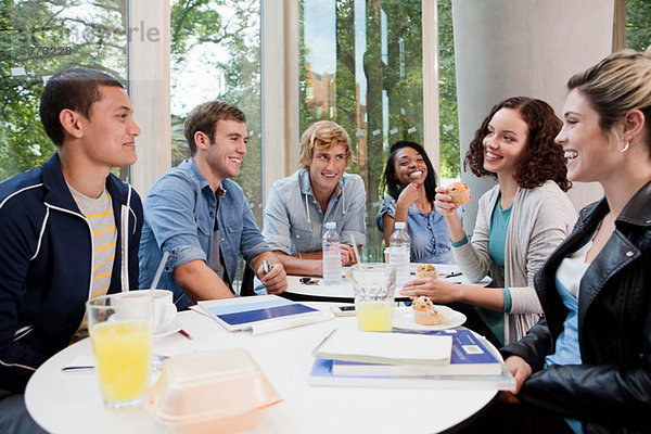 Studenten im College-Café