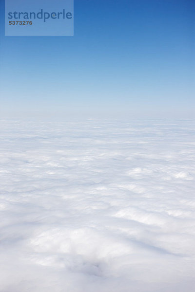 Wolkenlandschaft gegen blauen Himmel