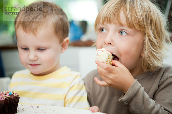 Junge - Person essen essend isst cupcake