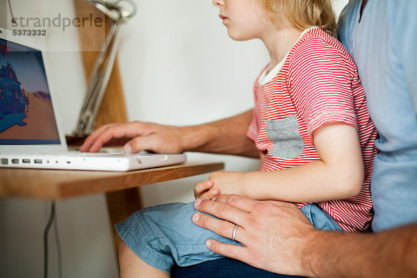 sitzend Computer Schreibtisch Junge - Person auf dem Schoß sitzen Menschlicher Vater