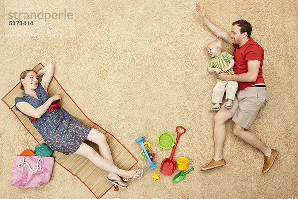 Deutschland  Familie mit Spielzeug am Strand