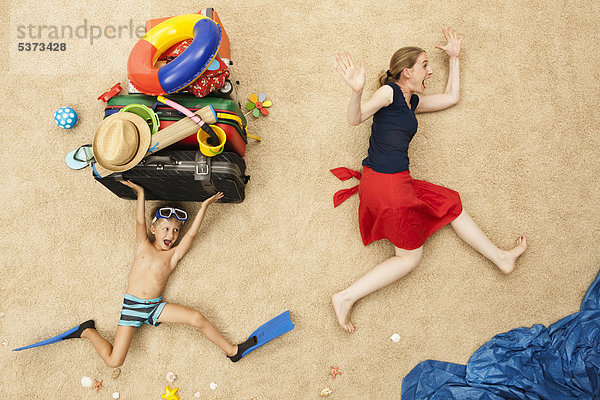 Deutschland  Mutter und Sohn mit Spielzeug und Gepäck am Strand