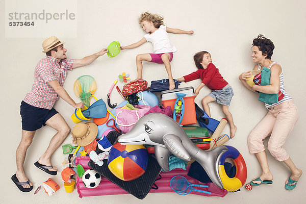 Deutschland  Kunstszene mit Familien- und Strandspielzeug