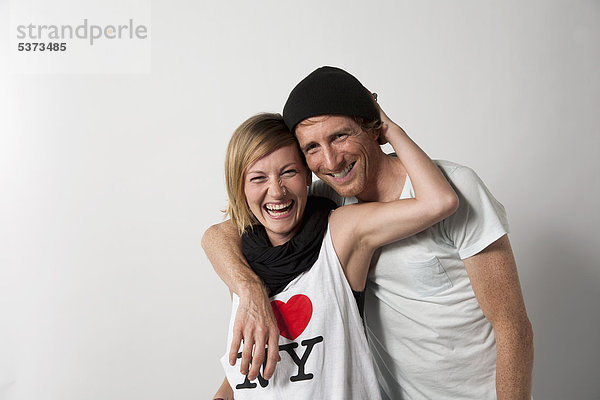 Paar auf weißem Hintergrund stehend  lächelnd  Portrait