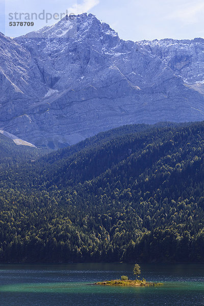 Deutschland  Bayern  Bayerische Alpen  Blick auf den Eibsee mit Zugspitze und Wetersteingebirge