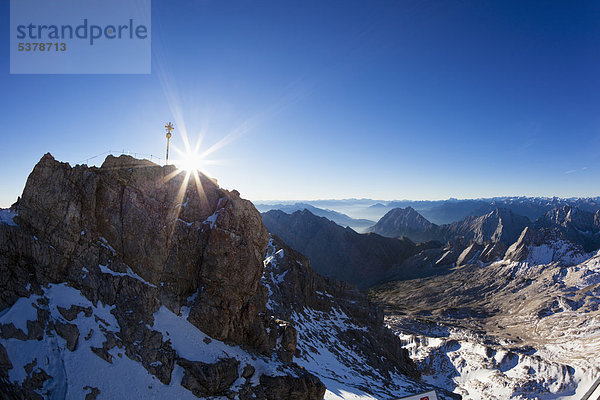 Österreich  Deutschland  Bayern  Wettersteingebirge  Blick von der Zugspitze über die Alpen bei Sonnenaufgang