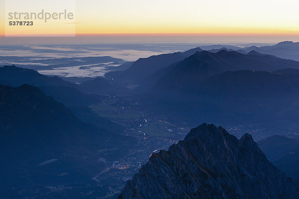 Deutschland  Bayern  Blick von der Zugspitze über Stadt  Alpen und Wettersteingebirge