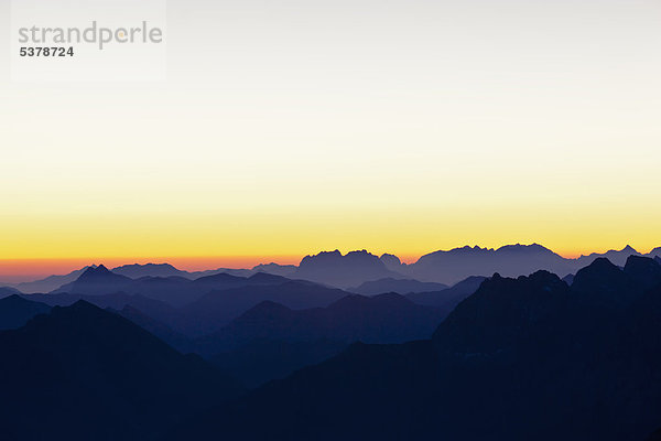 Österreich  Deutschland  Bayern  Wettersteingebirge  Blick von der Zugspitze über die Alpen