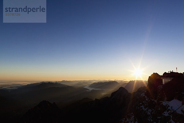 Österreich  Deutschland  Bayern  Blick von der Zugspitze über die Alpen und das Wetersteingebirge