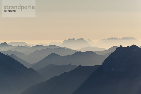 Österreich  Deutschland  Bayern  Wettersteingebirge  Blick von der Zugspitze über die Alpen bei Sonnenaufgang