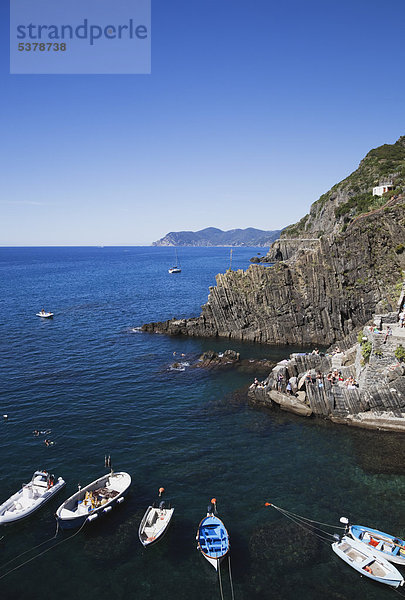Italien  Ligurien  Riomaggiore  Cinque Terre  Blick auf Klippen und Boote im Meer