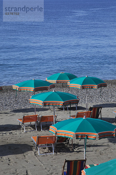 Italien  Ligurien  Cinque Terre  Deiva Marina  Blick auf Sonnenschirm und Liegen am Strand des Mittelmeeres