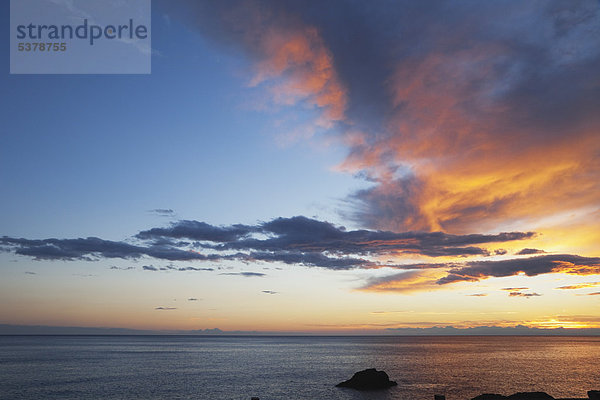 Italien  Ligurien  Cinque Terre  Blick auf den Sonnenuntergang am Mittelmeer