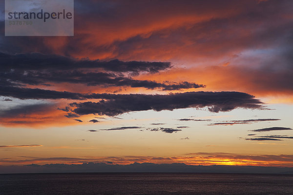 Italien  Ligurien  Blick auf den Sonnenuntergang am Mittelmeer