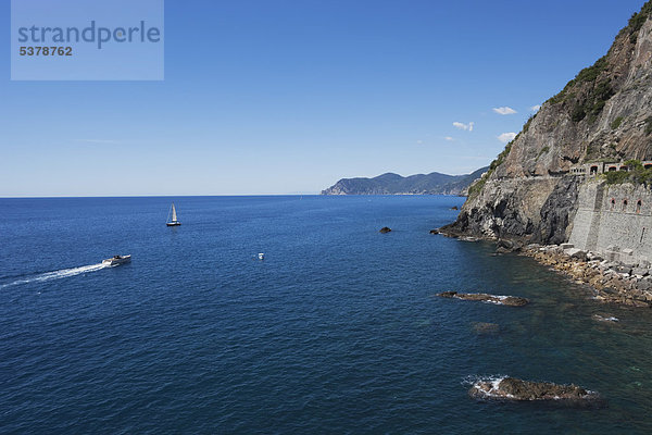 Italien  Ligurien  Cinque Terre  Blick auf die Via Dell'Amore entlang der Klippen des Mittelmeeres