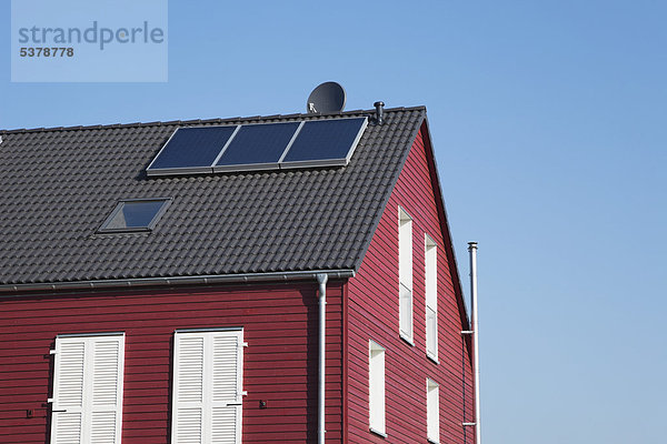 Deutschland  Köln  Dach eines hölzernen Wohnhauses mit Sonnenkollektoren