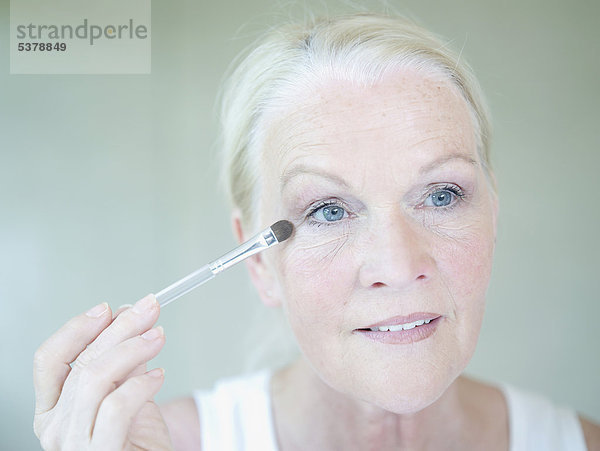 Seniorin mit Augen-Make-up  Nahaufnahme