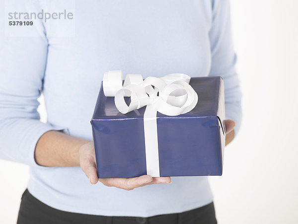 Seniorin mit Geschenkbox