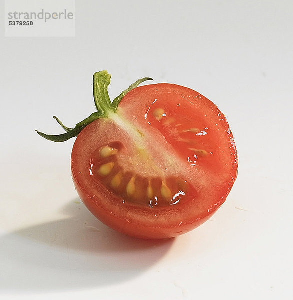 Tomatenscheibe auf weißem Hintergrund