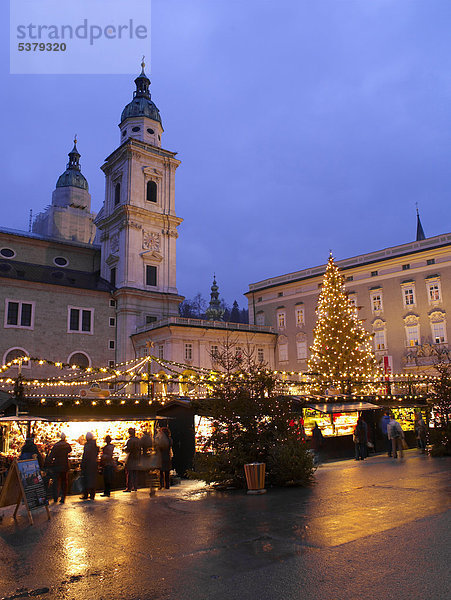 Deutschland  Bayern  Blick auf den Weihnachtsmarkt bei Nacht