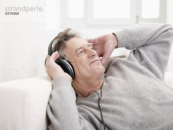 Senior Mann hört Musik