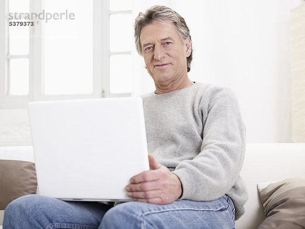 Senior Mann mit Laptop  Portrait