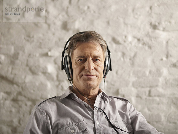 Senior Mann beim Musik hören  Portrait