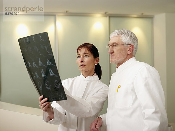 Deutschland  Hamburg  Ärzte diskutieren gemeinsam über Röntgen im Krankenhaus
