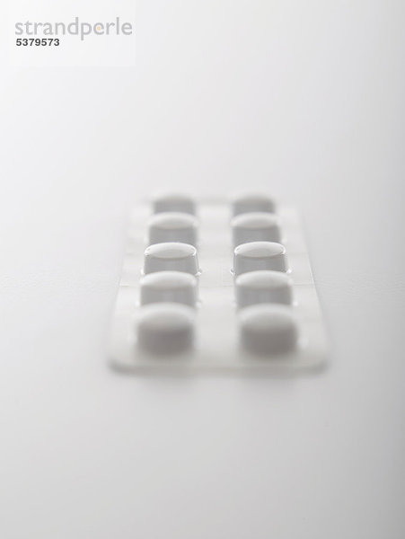 Pillen im Blister auf weißem Hintergrund  Nahaufnahme