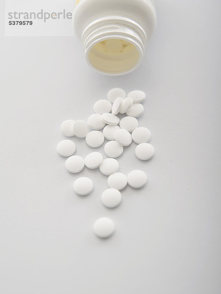 Weiße Pillen aus der Flasche  Nahaufnahme