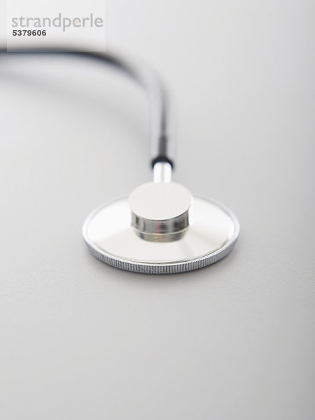 Stethoskop auf weißem Hintergrund