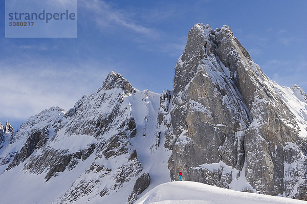 Österreich  Zurs  Lech  Junge Frau beim Alpinskifahren am Arlberg