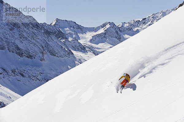 Österreich  Junge Frau beim Alpinskifahren