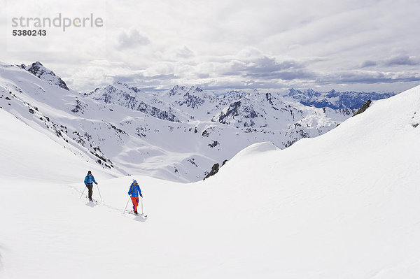 Österreich  Stuben  Junges Paar beim Telemarkfahren am Arlberg