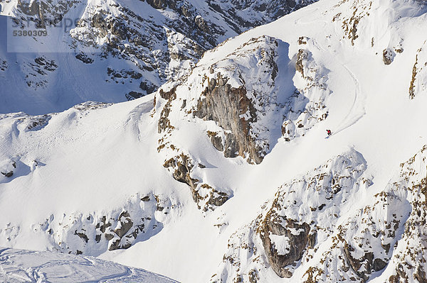 Österreich  Zuers  Junger Mann beim Telemarkfahren am Arlberg