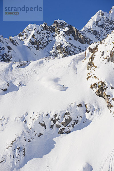 Österreich  Zuers  Junger Mann beim Telemarkfahren am Arlberg