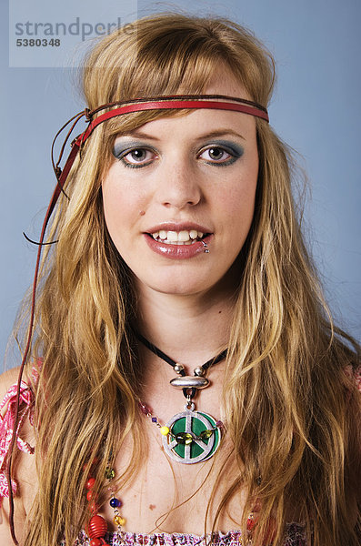 Nahaufnahme der jungen Hippie-Frau  lächelnd  Portrait  Mund