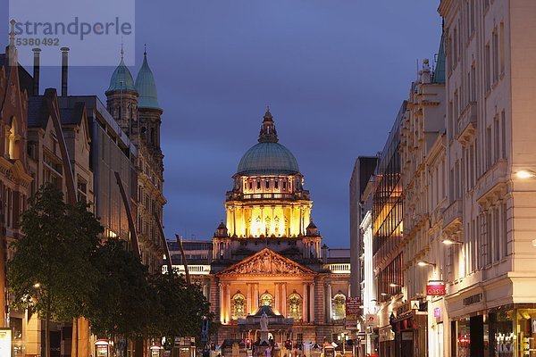 Großbritannien  Irland  Nordirland  Belfast  Ansicht des Rathauses am Donegallplatz