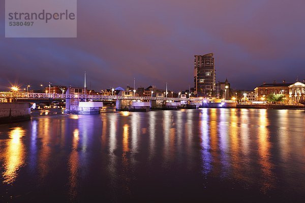 Großbritannien  Irland  Nordirland  Belfast  Blick auf das Lagan Wehr mit nächtlichem Stadtbild