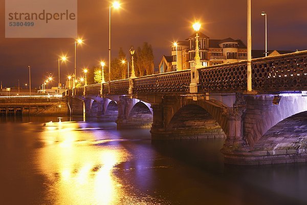 Großbritannien  Irland  Nordirland  West Belfast  Queen's Bridge mit Lagan River bei Nacht